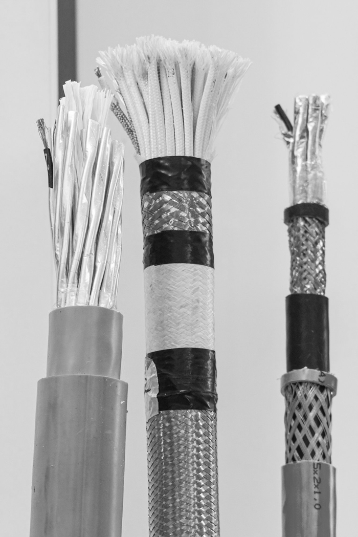 Detalle de cables y materiales eléctricos, imagen de Electro Persa en el portafolio de La Carcacha