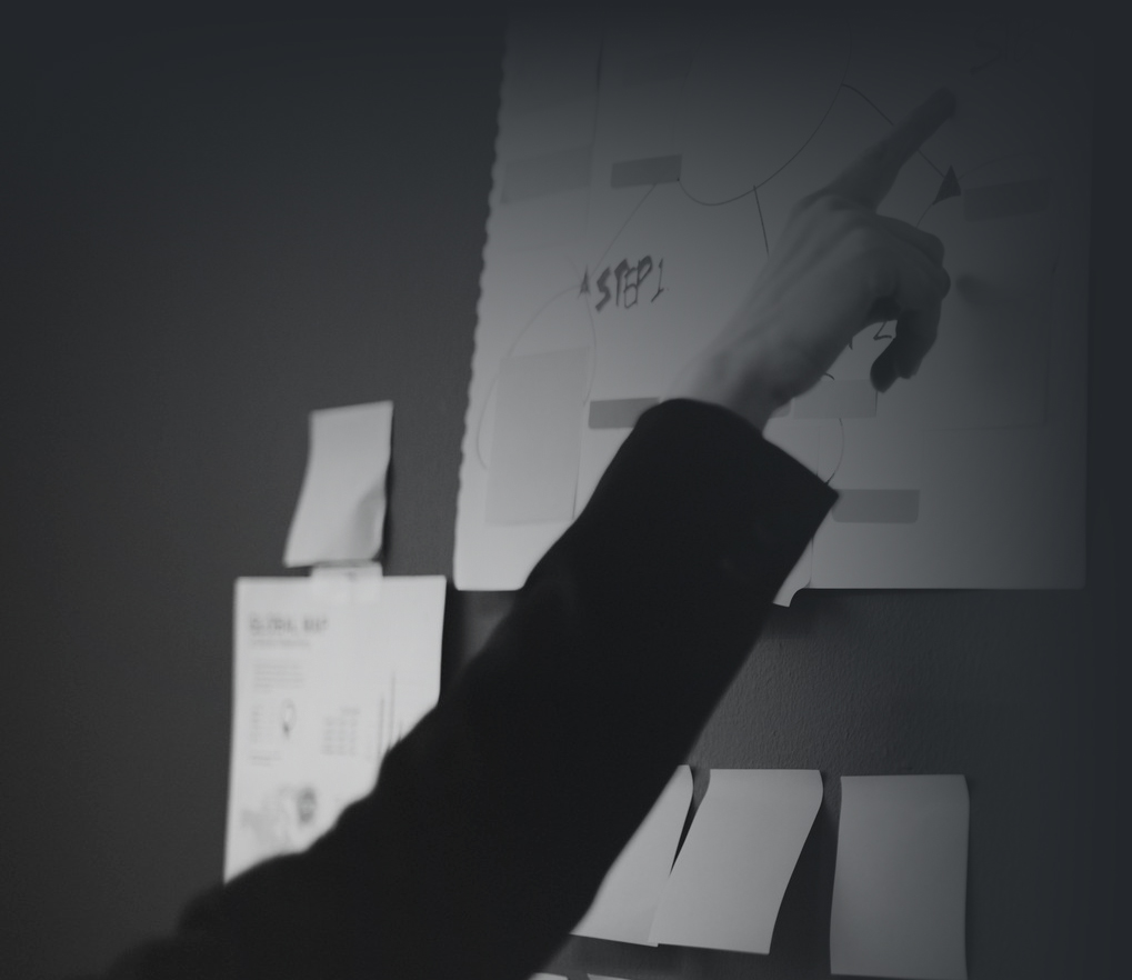 Planeación de ideas y contenidos sobre una pared de trabajo